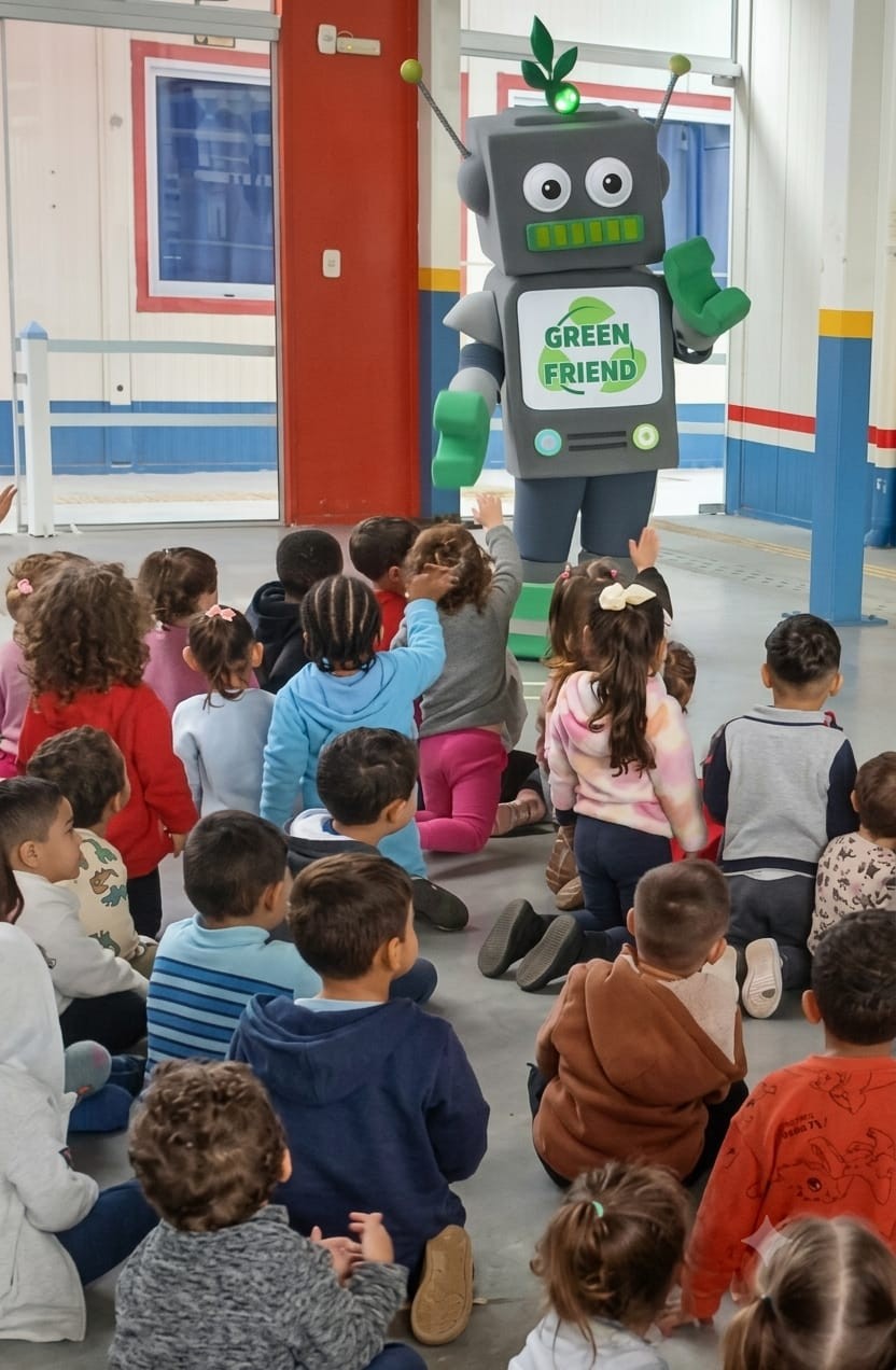 Mascote Green Friend com crianças
